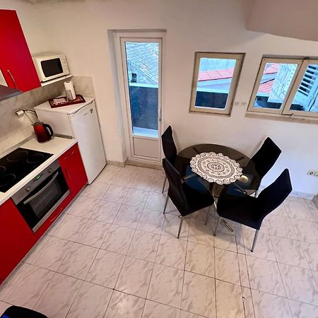 Apartments Tudor Nikola Хвар Экстерьер фото