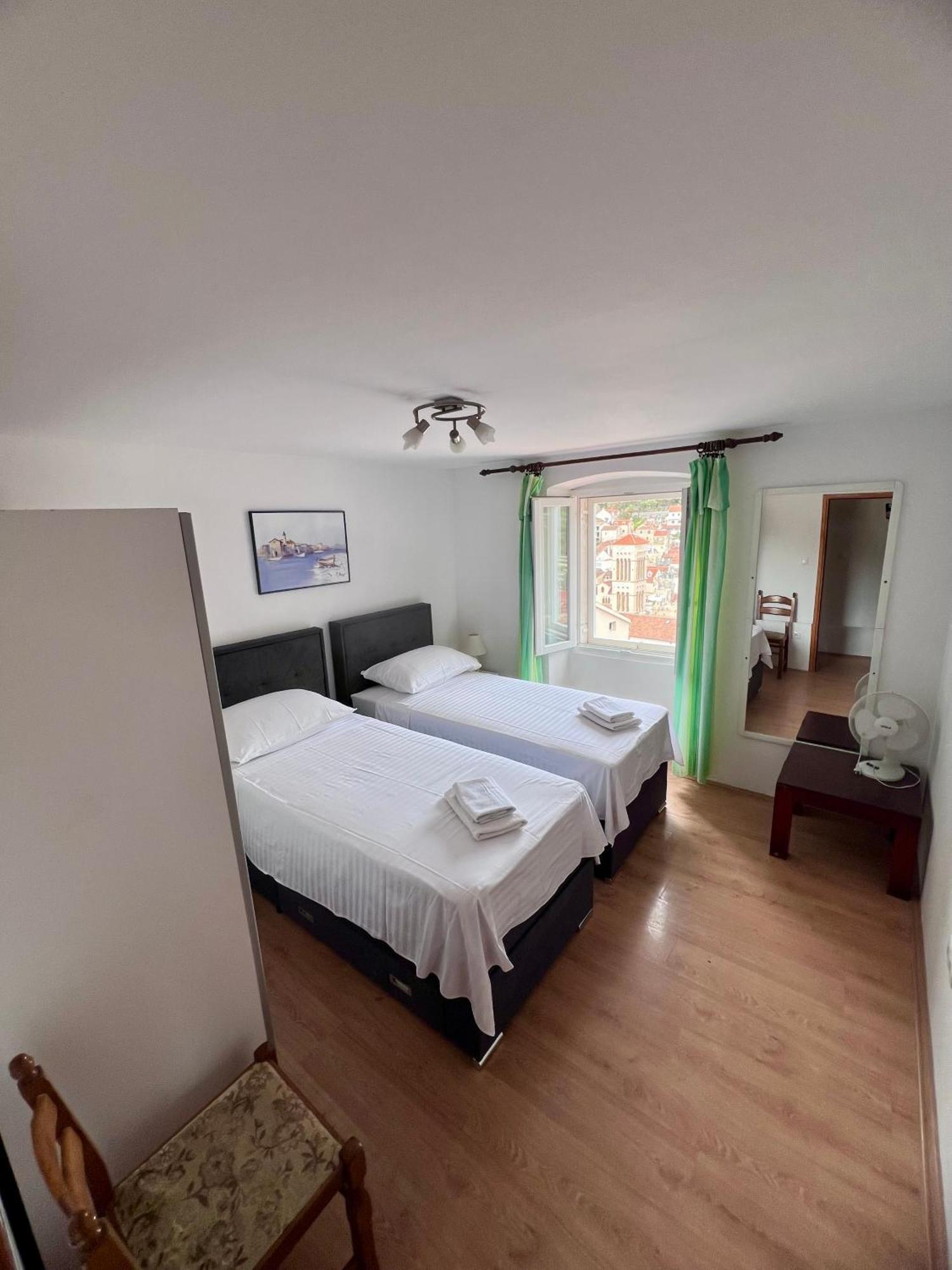 Apartments Tudor Nikola Хвар Экстерьер фото