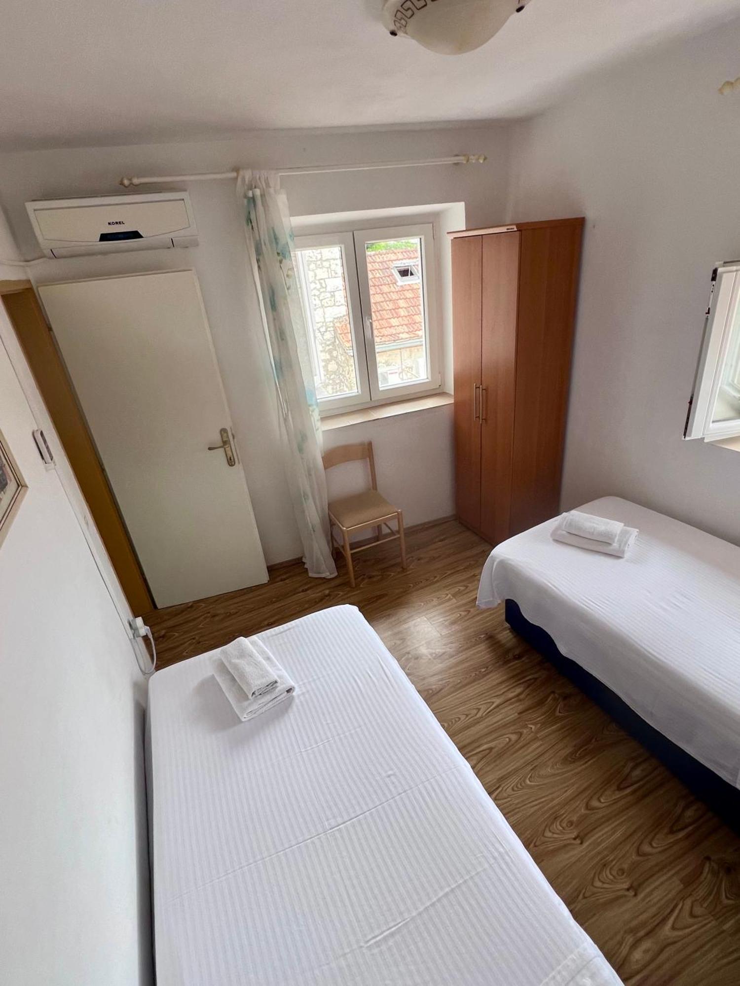 Apartments Tudor Nikola Хвар Экстерьер фото