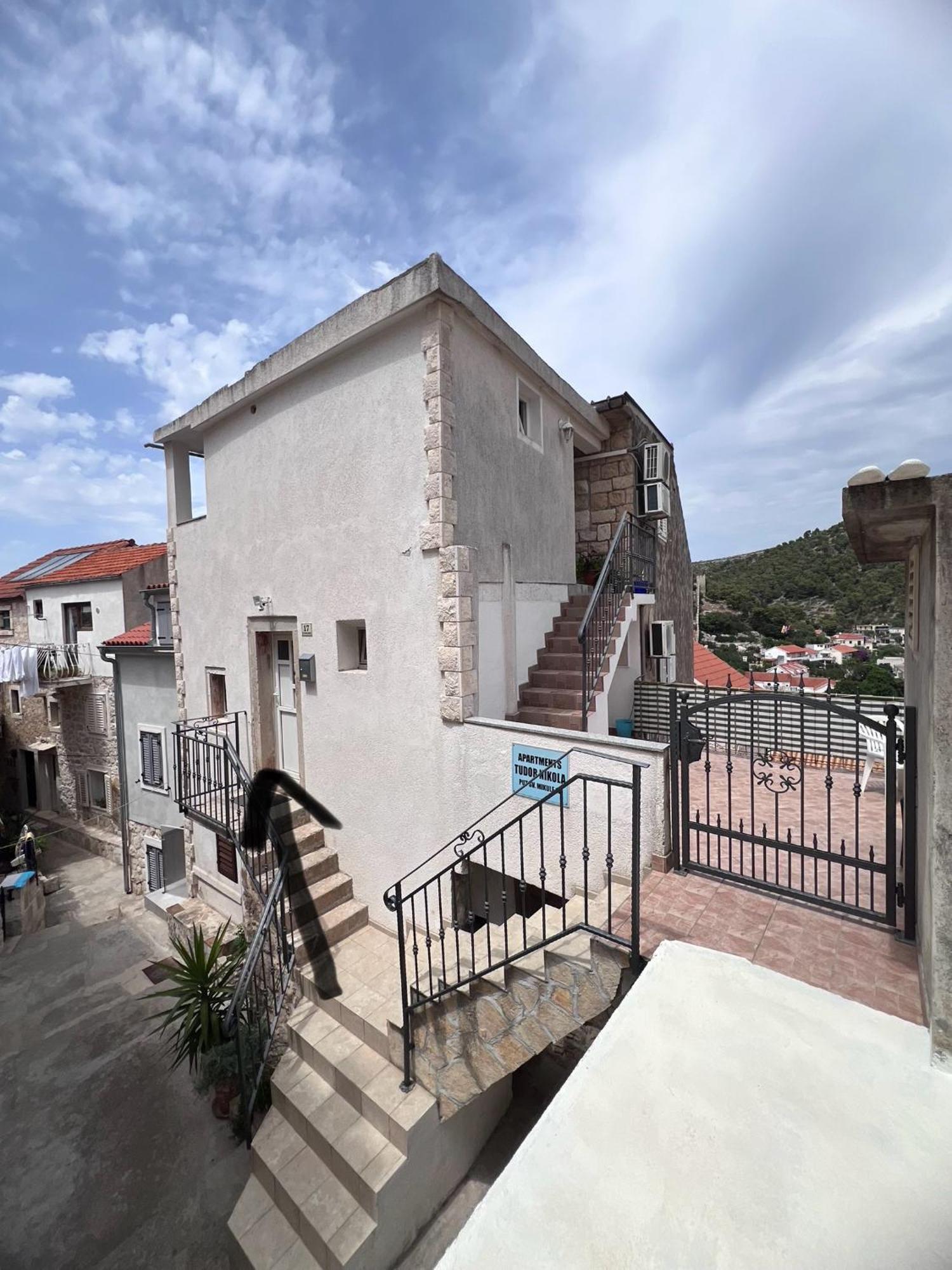 Apartments Tudor Nikola Хвар Экстерьер фото
